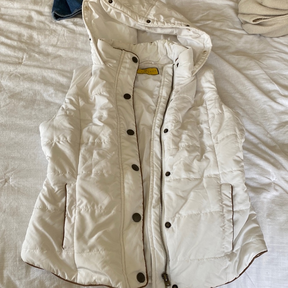 Size small white vest in great condition!